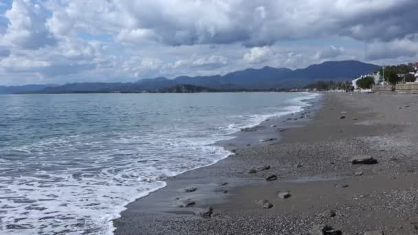 Szörfözni egy nyugodt tenger, hullámok futnak át a kavicsos strand a turisztikai központ Fethiye, Törökország. — Stock videók