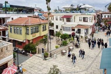 İnsanların evden çıkarken yüz maskesi takmaları ve muhtemelen başka bir insanla temas etmeleri gerekiyor. Turistler bazen PPE kullanmıyor, bu yüzden yasaları çiğniyorlar.