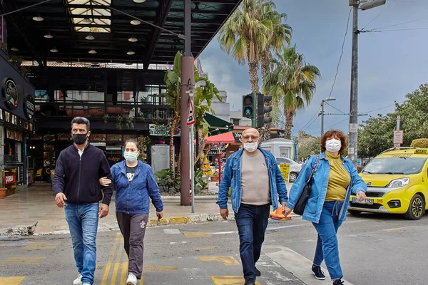 Άνθρωποι χωρίς μάσκα προσώπου δεν θα επιτρέπεται να μπαίνουν σε πολυσύχναστους δρόμους στην Αττάλεια της Τουρκίας. — Φωτογραφία Αρχείου