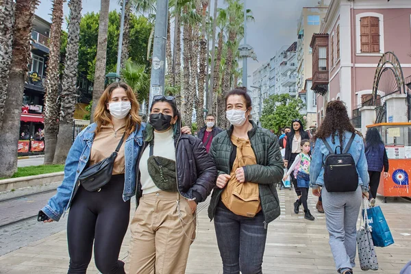 Γυναίκες με μάσκες προσώπου για προστασία από το coronavirus, περπατούν σε δημοφιλή δρόμο, στην Αττάλεια της Τουρκίας. — Φωτογραφία Αρχείου