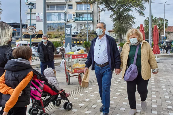 Απαιτείται να φοράτε μάσκες προσώπου δημοσίως στις προσπάθειες για τον περιορισμό της εξάπλωσης της νόσου του Coronavirus ή της πανδημίας covid-19. — Φωτογραφία Αρχείου