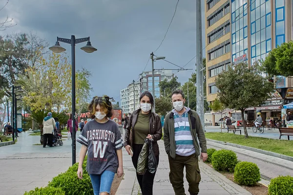 Τούρκοι πολίτες είναι υποχρεωμένοι να φορούν μάσκες χωρίς εξαίρεση σε δημόσιους χώρους, λεωφόρους, δρόμους. — Φωτογραφία Αρχείου