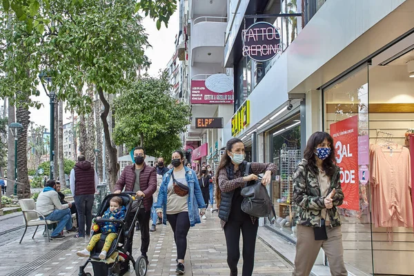 Turkey has made it mandatory for people to wear protective face masks in Antalya. — Stock Photo, Image