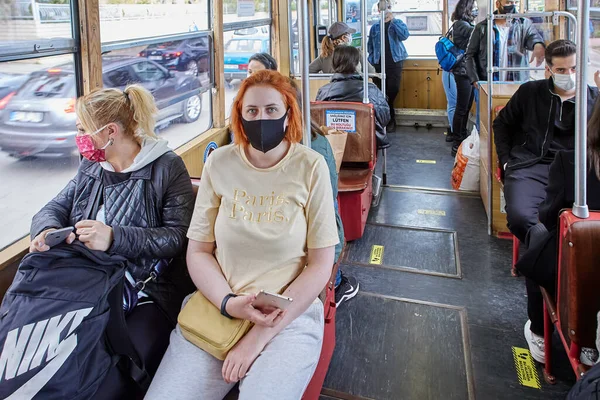 Όλα τα άτομα στην Τουρκία πρέπει να φορούν προστατευτικές προσωπίδες και να παρατηρούν την κοινωνική απόσταση ενώ βρίσκονται στα μέσα μαζικής μεταφοράς.. — Φωτογραφία Αρχείου