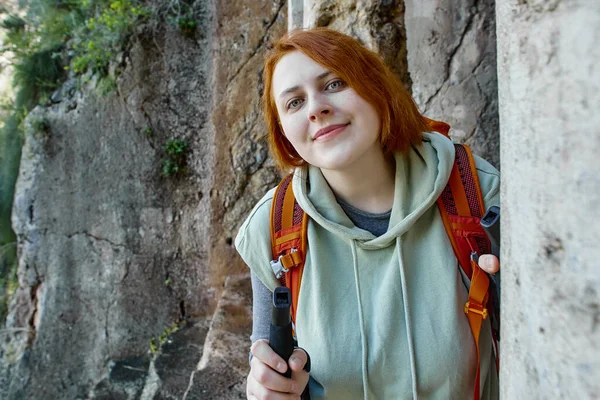 Red-haired white woman in her 20s on backpacking trip to famous sites in Fethiye, Turkey. — стоковое фото