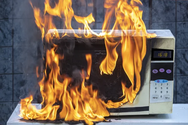 Forno de microondas pegou fogo como resultado de operação inadequada. — Fotografia de Stock