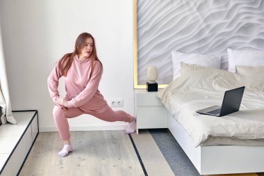 Evdeki sicimin üzerine oturabilmek için esneme egzersizleri..