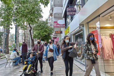Coronavirüs enfeksiyonu sırasında şehir caddesinde yüz maskesi takmak zorunludur..