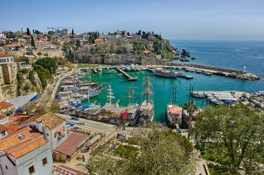 Tekne hangarında turkuaz su ya da Antalya 'da marina.
