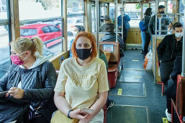 Μάσκες προσώπου σε επιβάτες δημόσιων συγκοινωνιών στην Αττάλεια της Τουρκίας. — Φωτογραφία Αρχείου