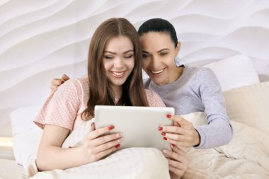 Ana-kız internet üzerinden iletişim kuruyor ve gülümsüyor..