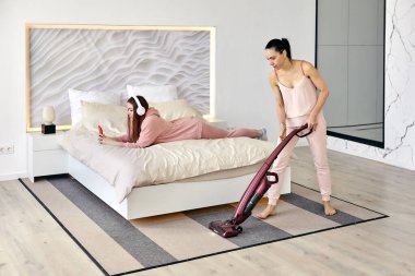 Aile hayatında kablosuz teknolojiler, kablosuz elektrik süpürgesi ve kulaklık kullanıyor..