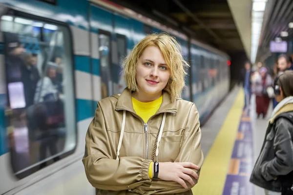 在土耳其伊斯坦布尔的地铁站，年轻的白人妇女站在站台上等待火车. — 图库照片