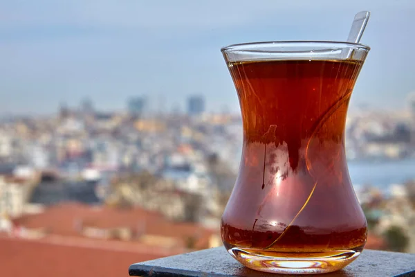 İstanbul kentinin önünde bir bardak siyah Türk çayı. — Stok fotoğraf