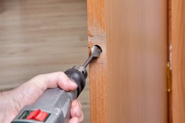 Latch için düz uçlu delme deliği.