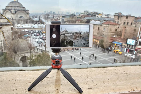 Trípode con soporte para smartphone como equipo de vlogging. —  Fotos de Stock