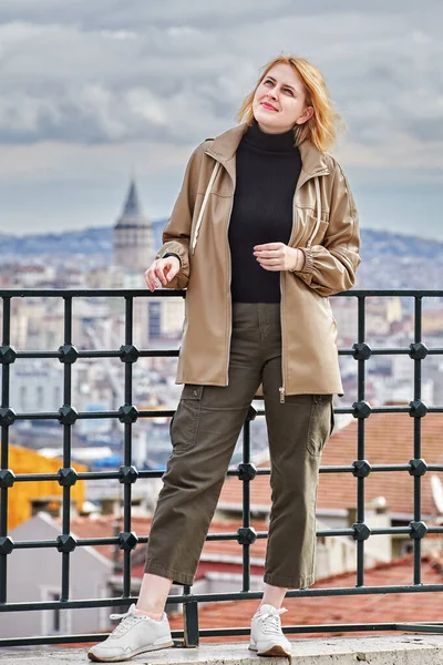 Im Winter in Istanbul unterwegs, Frau in warmer Kleidung genießt sonniges Wetter. — Stockfoto