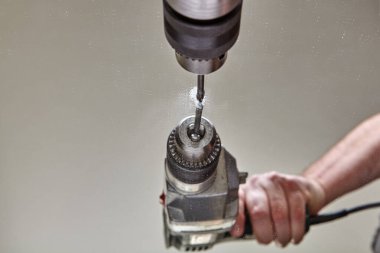 Cam matkap ucu aynanın yüzeyinde delik açmak için kullanılır.