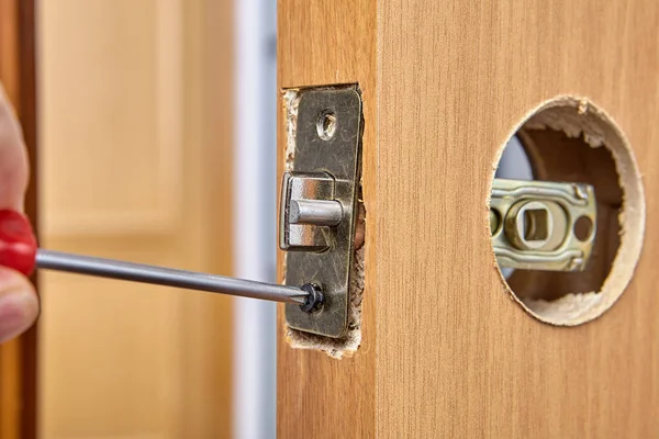 Diy deur slot renovatie in de woonkamer. — Stockfoto