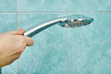 Su akışı düzenleyicisi için kontrol kolu olan duş başlığı.