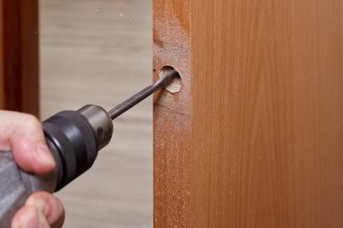 Düz uçlu ahşap iç kapıda Latch için sondaj deliği..
