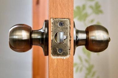 Kapı kolunun mandallı DIY kurulumu ve yeni çip kağıdına kilitlenmesi.