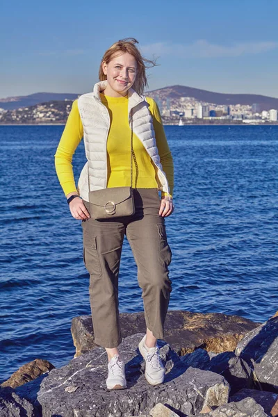 Winter Turkey, on island of Buyukada in Istanbul, young woman posing on shore of Sea of Marmara. — Stock Photo, Image