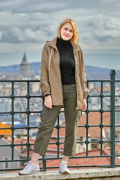 Cityscape of Istanbul became backdrop for photo shoot of young Caucasian female tourist. — Zdjęcie stockowe