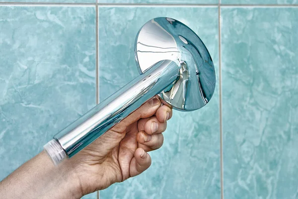 New flat shower head with flow control to replace old clogged one. — Fotografia de Stock