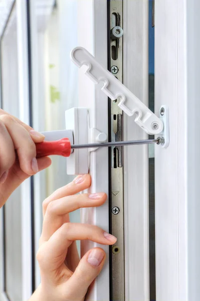 Restrictor is placed on double hung window to restrict expansion. — Stock Photo, Image