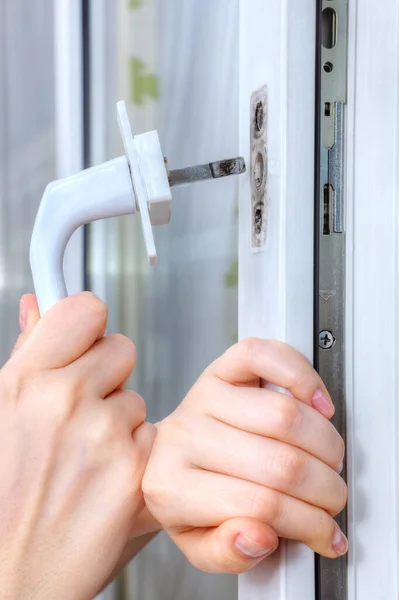 Montagebeugel op dubbel hangend raam met dubbel glas. — Stockfoto