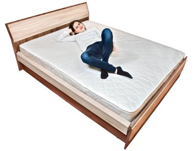 Yatak başlıklı yatak çerçevesi ve genç Avrupalı kadınların yattığı çift kişilik yatak..