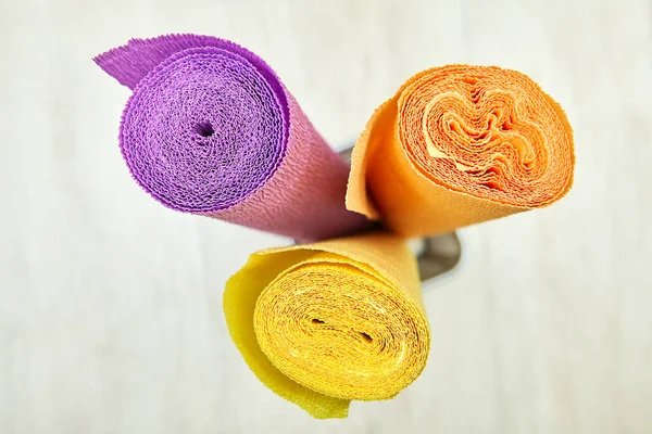 Papier artisanal ondulé coloré, vue de dessus de trois rouleaux multicolores. — Photo