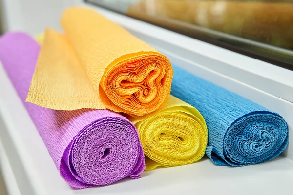 Cuatro rollos multicolor Crepe Paper para la creación se encuentran en el alféizar. — Foto de Stock