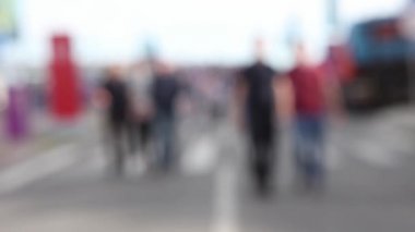 Şehir sokaklarında yürüyen kalabalığın bulanık siluetleri dağılmış görüntüler.