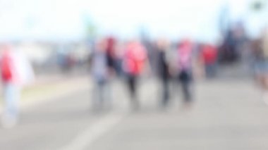 Şehirde yürüyen bir grup insan hakkında bulanık çizgiler.