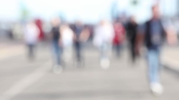 Foule déconcentrée de personnes marchant autour de la ville. — Video