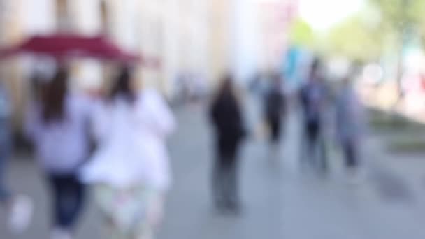 Crowd on city street is out of focus, features are invisible. — Stock Video