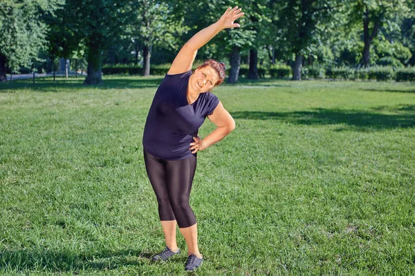 Ugięcie boczne dla jednej otyłej dojrzałej kobiety lub strony ćwiczeń fitness zgięcia. — Zdjęcie stockowe