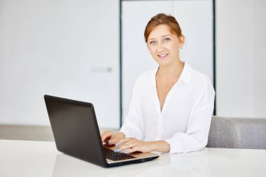 42 yaşındaki beyaz kadın muhasebeciye telgraf çekmek..