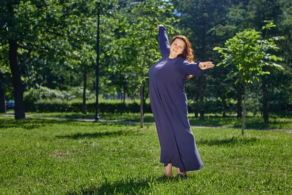 Woman of Large Build dansar på gräsmatta i parken. — Stockfoto