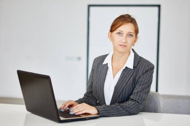 Evdeki bir muhasebeci için uzaktan çalışma.