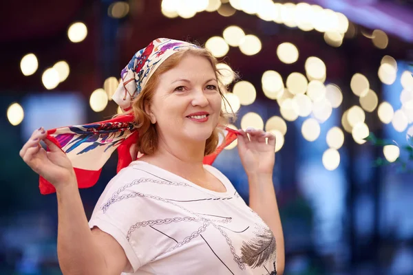 Sorrindo mulher branca madura vestindo lenço de seda. — Fotografia de Stock