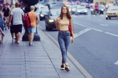 Trafik sokağında cep telefonu olan çekici bir kadın..