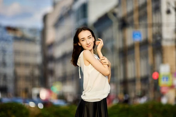 Slim young woman 18 years old stands on city street. — Stock Photo, Image