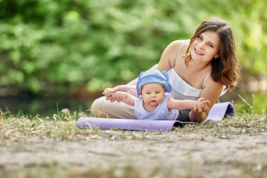 Çocuklu mutlu kadın gündüz vakti parkta yatıyor..