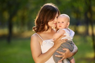 Mutlu anne küçük çocuğu dışarıda tutuyor..