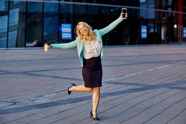 Alegre secretaria femenina baila cerca del centro de negocios. — Foto de Stock