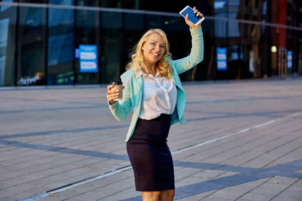 Felice manager femminile balla vicino al business center. — Foto Stock