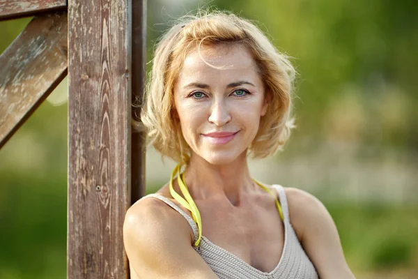 Glad blond kvinna 48 år gammal poserar utanför. — Stockfoto